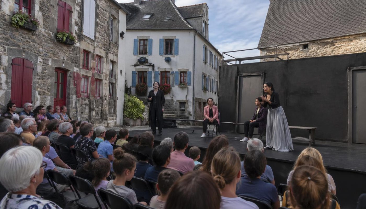 le théâtre de lorient se déplace à saint-gérand pour présenter la pièce originale « elle pas princesse, lui pas... », une performance théâtrale captivante à ne pas manquer.