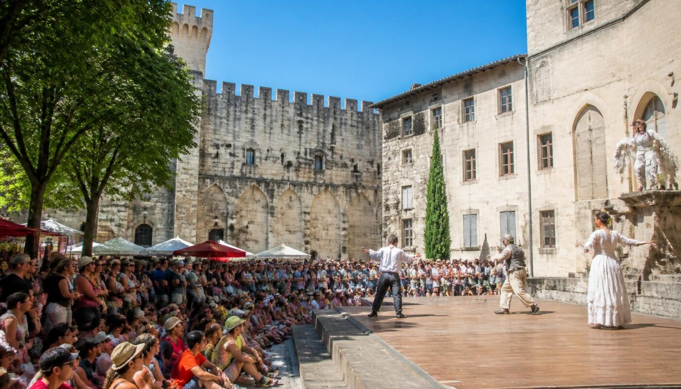 découvrez les spectacles incontournables du festival d’avignon 2026 cet été, avec une programmation riche et captivante à ne surtout pas manquer.