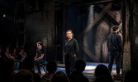 découvrez 'hard copy', une immersion captivante au cœur du théâtre contemporain à nilvange, explorant des performances innovantes et des histoires puissantes.