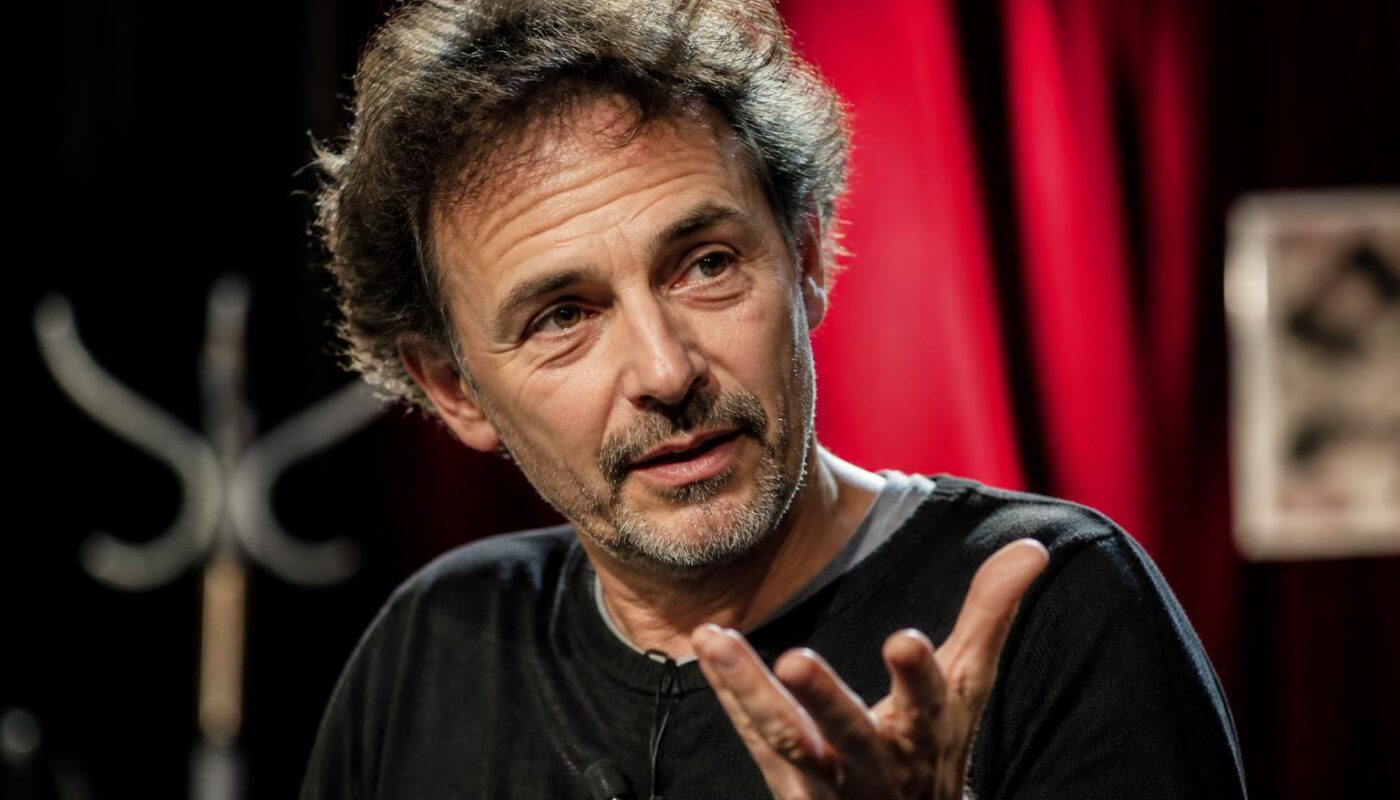 découvrez le portrait de michel legendre, dont une passion inattendue anime avec éclat les planches du théâtre de l’acte à saint-lô.
