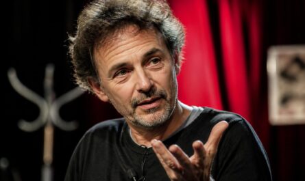 découvrez le portrait de michel legendre, dont une passion inattendue anime avec éclat les planches du théâtre de l’acte à saint-lô.
