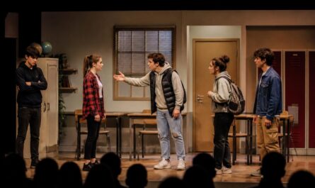 les lycéens de touscayrats présentent leur nouvelle pièce de théâtre à verdalle, une représentation pleine de talent et de créativité sur scène.