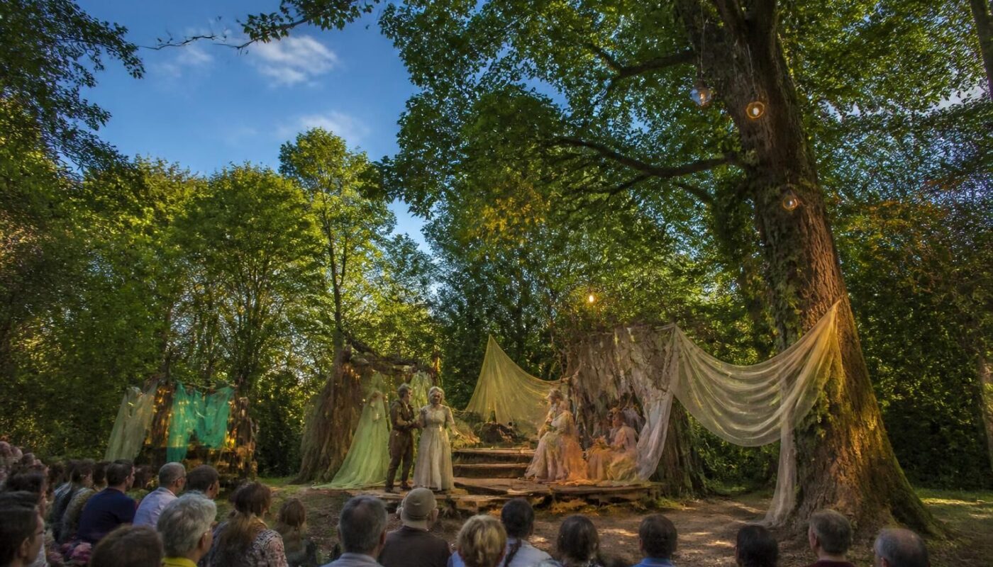 découvrez samedi à landerneau, une expérience unique de théâtre en plein air avec les baladins de la lune. plongez dans un univers magique et laissez-vous emporter par des spectacles captivants sous le ciel étoilé.